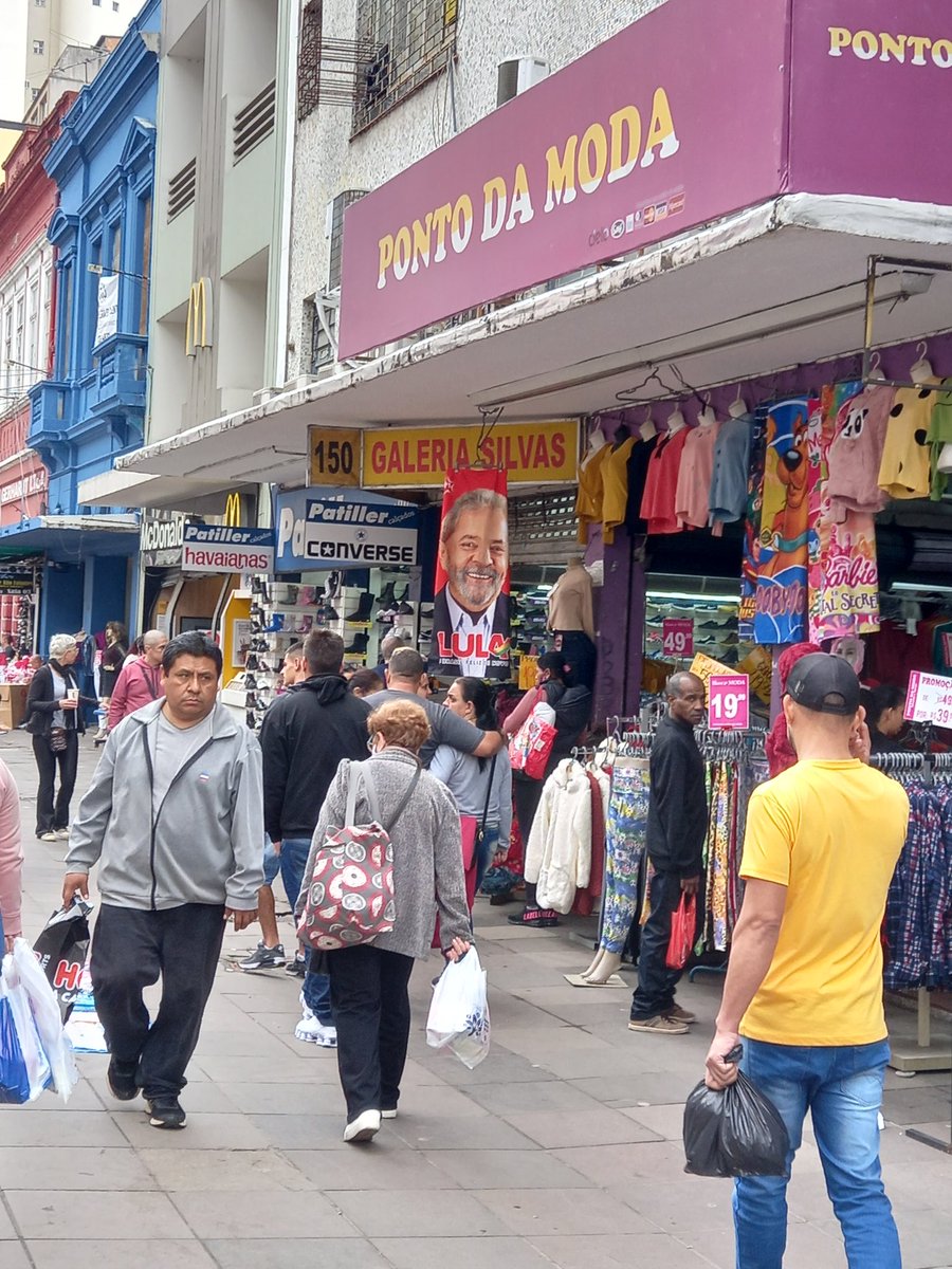 Voluntários da Pátria, em Porto Alegre, sábado de manhã. Alguém ainda tem duvida de que a onda tá vindo? O mercado popular ja ta surfando na onda #VamosJuntosPeloBrasil