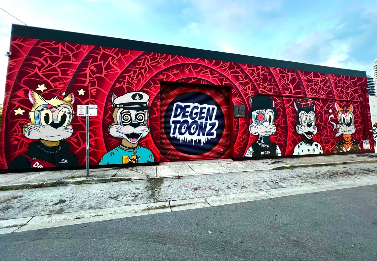 theonlytoony's tweet photo. @ADAToonz The Original is Degen Toonz with Snoop Dog on board, this one is a dirty copy with only snap doggy bag https://t.co/1uk27BXQEm