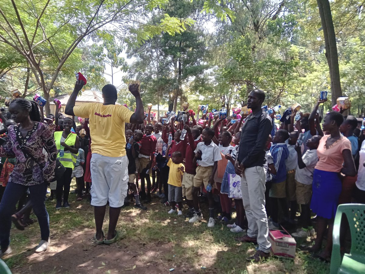 Jiaminicbokisu2's tweet photo. Jiamini CBO earlier today joined other organization to celebrate the WORLD MENSTRUAL HYGIENE DAY to make menstruation a normal factor. This is to increase public health awareness by padding up ours girls to avoid sex for pads.#yourhealthourpriority https://t.co/z994PibBSe