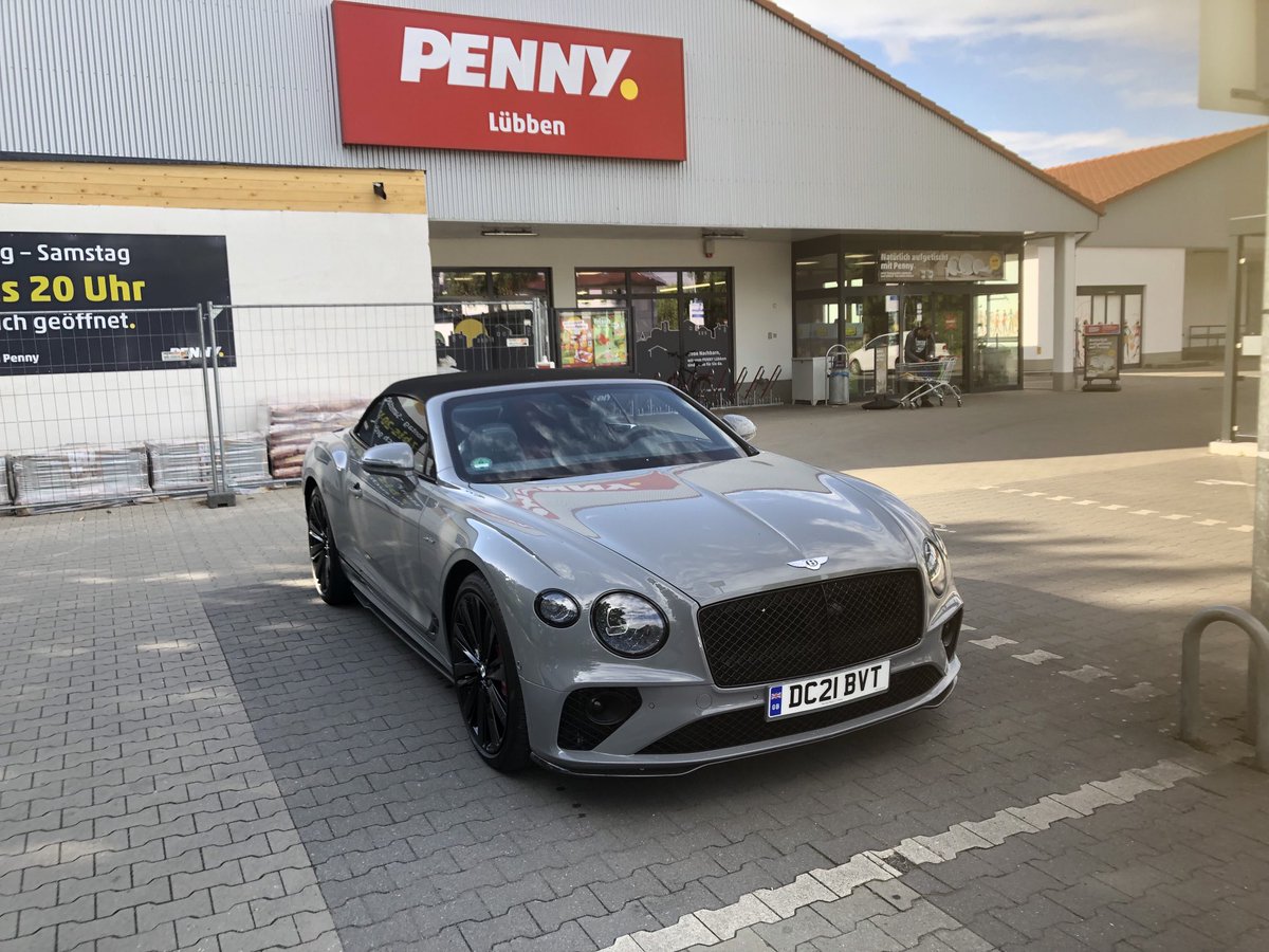 300000-Euro-Bentley fahren und bei #Penny Pennies sparen, das hat was!