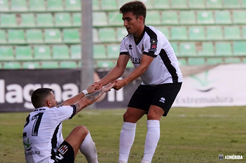 Merida_AD's tweet photo. ⚔️ Hemos sufrido mucho para llegar hasta aquí 

📜 Es el momento de volver a hacer historia 

⚪️⚫️ ¡Solo JUNTOS lo podemos conseguir! https://t.co/E2wlKl21Vr