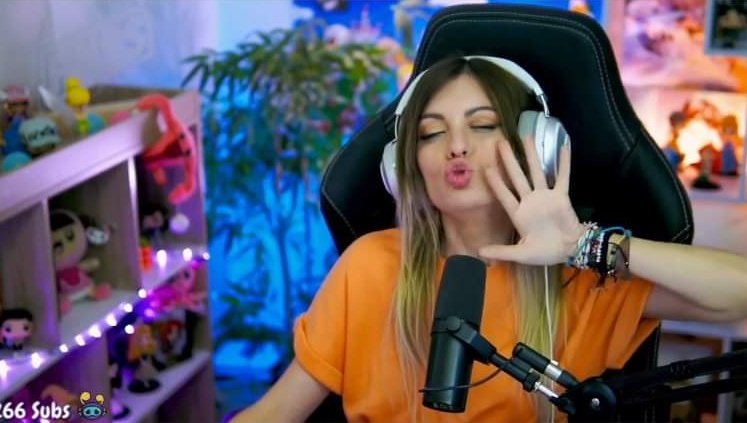 cindymanu12's tweet photo. Buen stream cortito guspetona. Buen rol  @TaeSchnee como lograste transmitir ese sentimiento sos un groso. 
Cris pásala piola con tus amigos y nos vemos mañana con mas y mejor @IamCristinini #Michelle28 cris lo hizo de nuevo jajajaj https://t.co/Bl0k0mYXFN