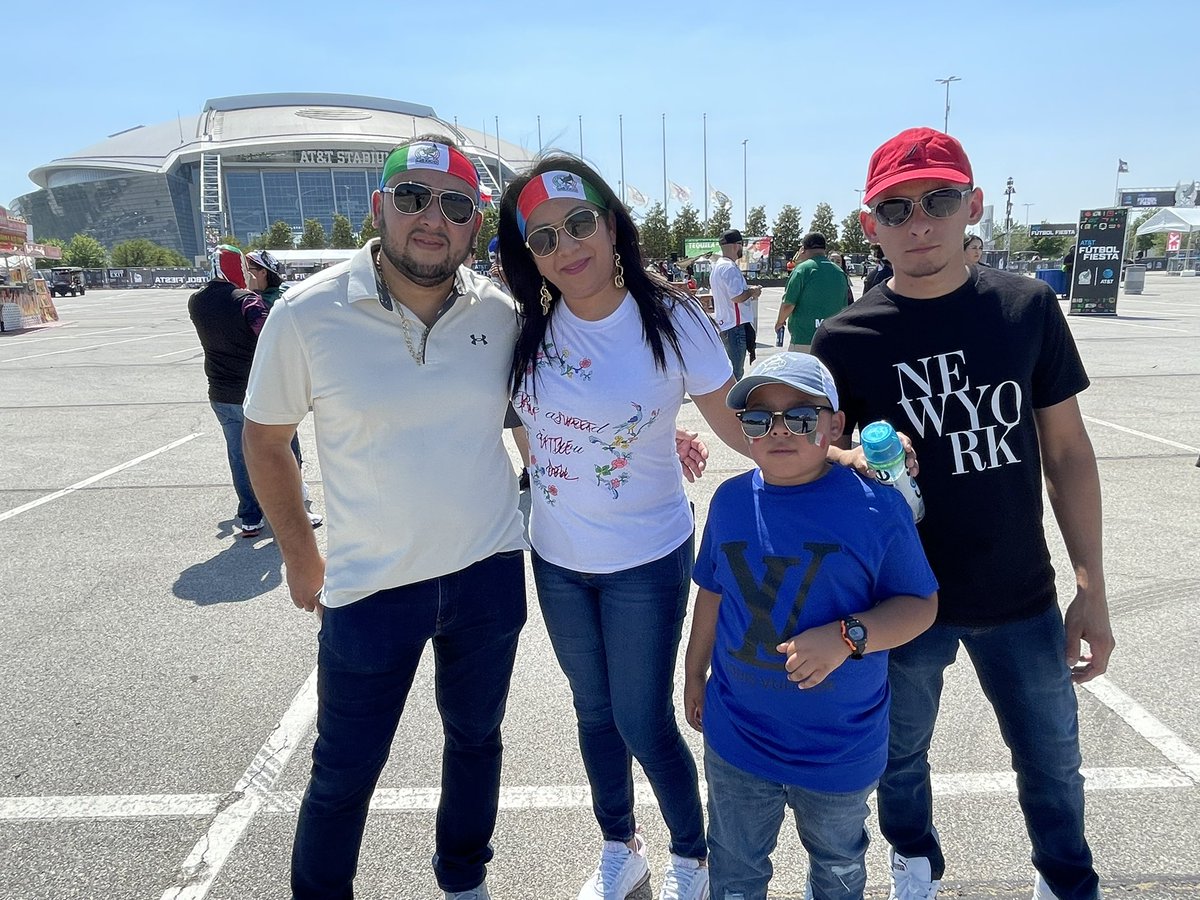 pedritosilva's tweet photo. Fiesta futbolera previo al partido México🇲🇽-Nigeria🇳🇬en las afueras del AT&amp;T Stadium de Arlington #MEXTOUR https://t.co/phzNXjlfr9
