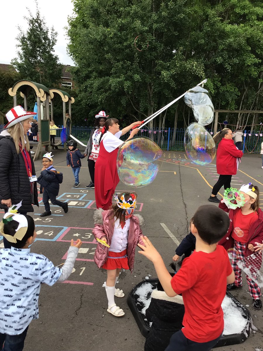 GreenFoldSchool's tweet photo. Celebrating with @CherryTree_PS and @TheOrchardsNur1 yesterday, our unique federation of schools 🥰. #QueensJubilee #TheOrchardsFederation ❤️🤍💙🇬🇧 https://t.co/5z6VwMye8E