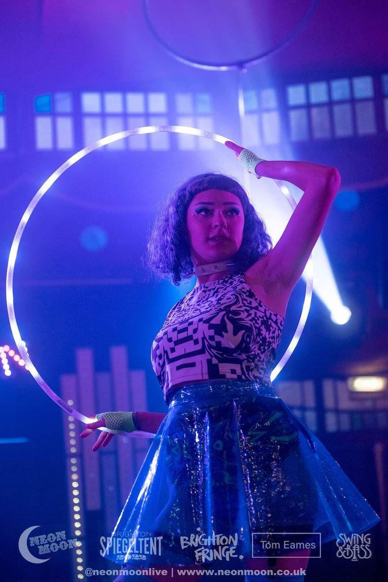 CyborgLifeDraw's tweet image. Also performing at 'Celestial Life Drawing at The Bosco on 30th May will be Electric Chesh, whose unique style is rooted in the electronic music scene and UK bass culture, making energetic waves in the world of hoop and refreshing cabaret across the country for the past 11 years.