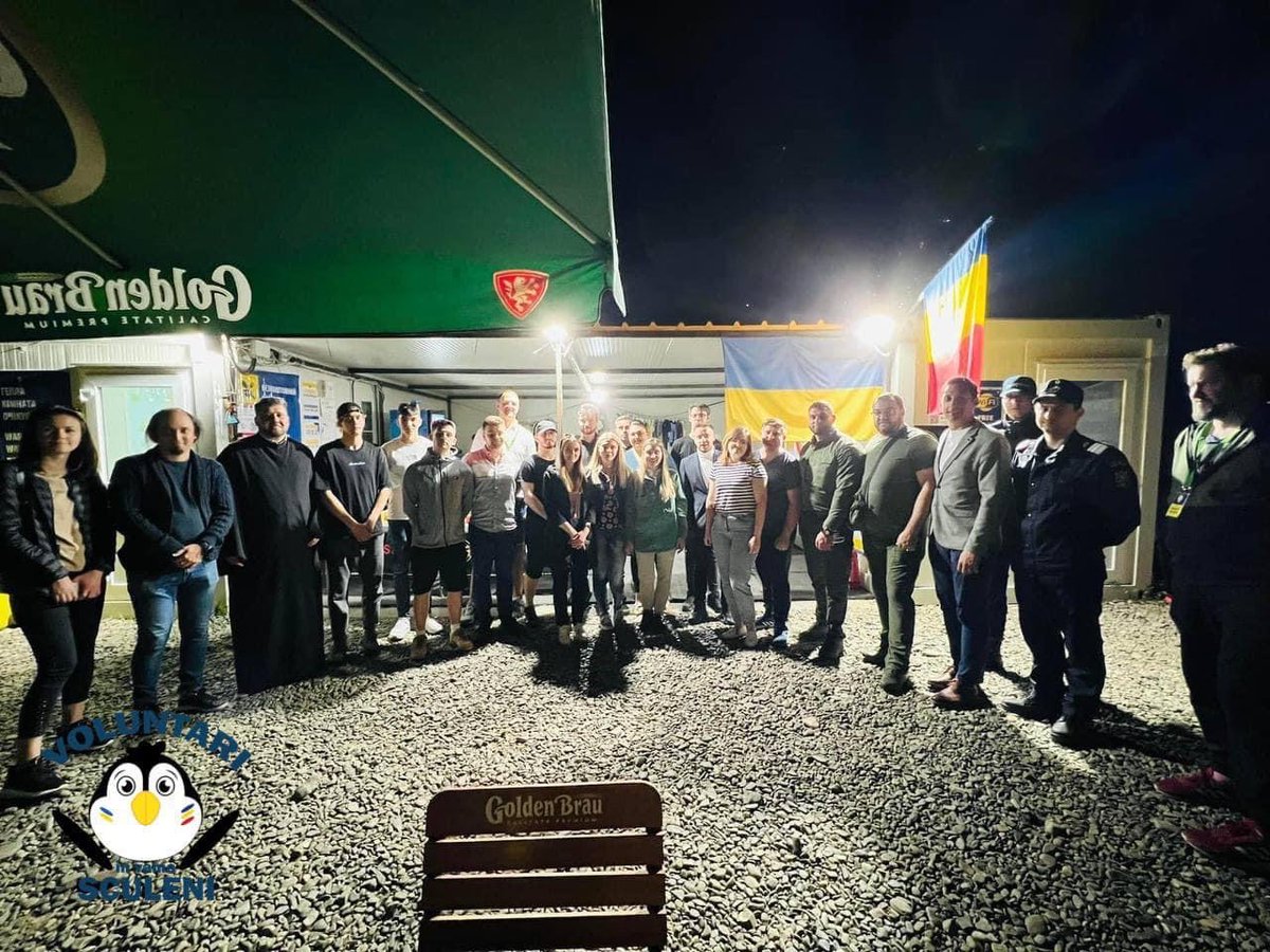 vol_sculeni's tweet photo. After a short visit at the #infopointSculeni, yesterday, at "Carmen Sylva" Aula of "Gheorghe Asachi" Tehnical University, mr. Andrei Babenko-Odessa Regional Council deputy and priest Oleg Petrov from Vinogradar, Odessa, thanked our volunteers from Sculeni border. https://t.co/tJEXVdwD2F