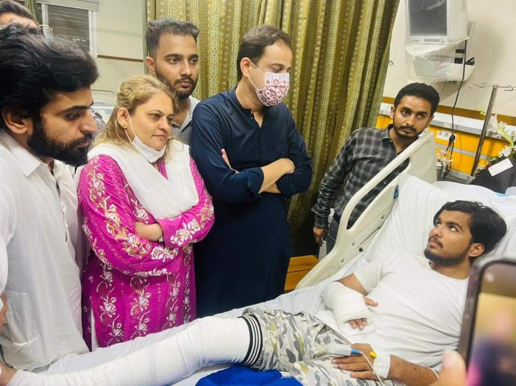 AbdulWaliBughio's tweet photo. Administrator Karachi @murtazawahab1  along with MPA @Sadiajavedppp Visited Jinnah Hospital inquired health of PSF workers who were injured with gunshot wounds by #TerroristJamiat goons at JPMC. https://t.co/VSn1gpVAnk