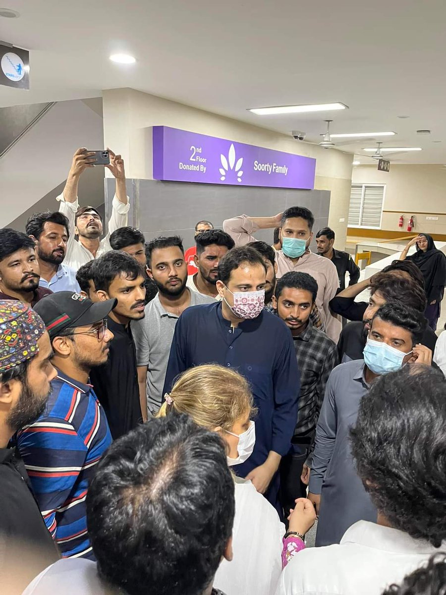 AbdulWaliBughio's tweet photo. Administrator Karachi @murtazawahab1  along with MPA @Sadiajavedppp Visited Jinnah Hospital inquired health of PSF workers who were injured with gunshot wounds by #TerroristJamiat goons at JPMC. https://t.co/VSn1gpVAnk