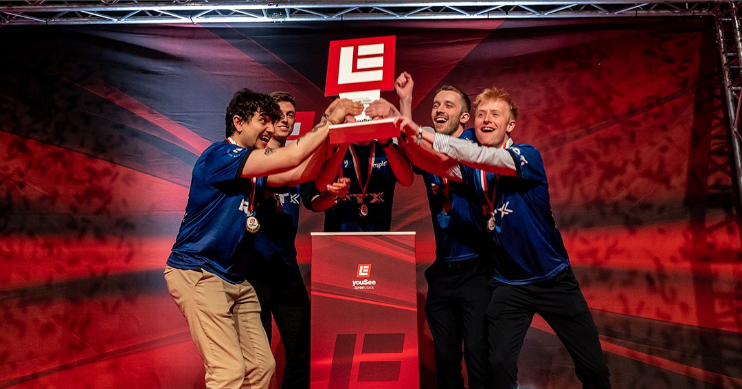 EsportligaenDK's tweet photo. ⚡VINDEREN AF DM I CSGO FOR AMATØRER ER FUNDET!⚡

Kæmpe stort tillykke til Ampler. io RTX A/S, der kan vende hjem med både trofæet fra HK Studie-Ligaen, DM-pokalen, udstyr fra @Xtrfy, en holdtur til @BLASTPremier's Fall Final og selvfølgelig også 50.000 kr. i præmiepenge! 🏆👏 https://t.co/MfUt5fQMOX