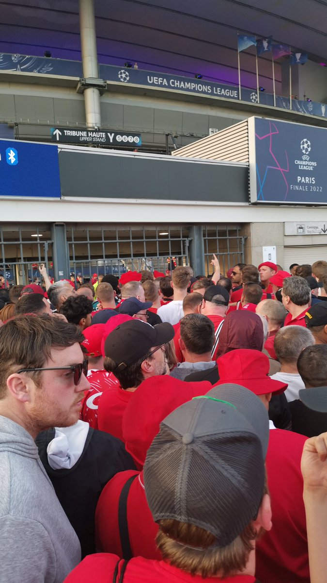 mullahcorner's tweet image. Kids and their mums amongst those getting gassed and pepper sprayed while  everyone locked out with no explanation for 2hrs. Thankfully all fans were relaxed and calm before 1 tiny gate was opened to let people in. Mad. #ChampionsLeague @UEFA this was a disgrace.