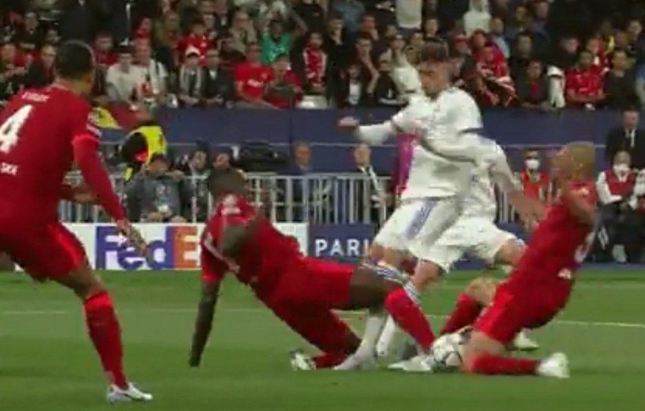 idextratime's tweet photo. Jelas ya bola dari tekel Konate trus kena Fabinho baru mendarat di kaki Benzema? Cmiiw https://t.co/5uZcRyuFKc