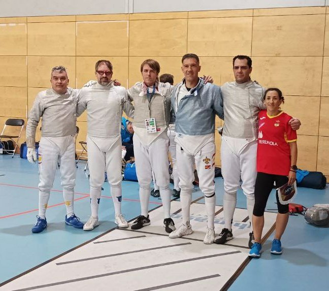kiko19822009's tweet photo. 🤺 #esgrima  @marca  @diarioas @angelmartin_nc @rfeEsgrima
Mi enhorabuena para el equipo #español que ha ganado el campeonato de Europa por equipos de esgrima de veteranos en Alemania. @MiriamRuizCarri,tiradores MarcAndreu, Javier López, Pedro Gascón, Adolfo Maldonado y Juan Rey https://t.co/AwMRH1Mtwb
