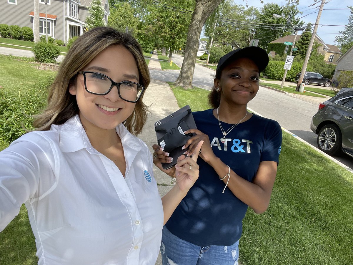 When your ASM <a href="/rebecaQuinones1/">Rebeca Quinones</a>  is absolutely CRUSHING it on this #FiberBlitz day for Elmhurst!! Letting our community know all about the BEST fiber out there #MakingWaves #GLM <a href="/GarretMinaglia/">Garret Minaglia</a> <a href="/TomMonahan10/">Tom Monahan</a> @joe_boxer44 <a href="/LorenMiller2004/">Loren Miller</a>