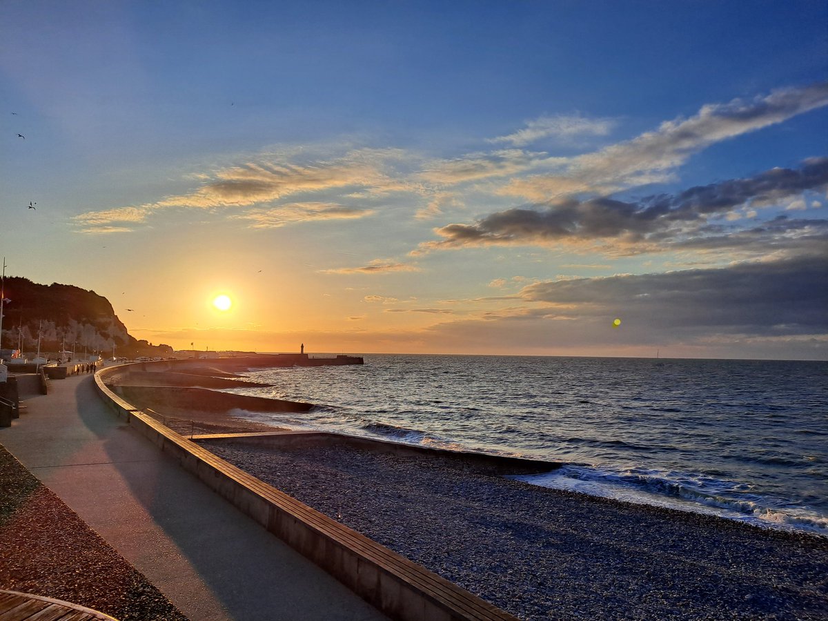 tombaz47's tweet photo. Been another glorious day here in France. Done a coastal walk, a trip to the hypermarket for some goodies and another lovely meal this evening, topped off with a lovely sunset. #justthejob #goodtimes https://t.co/PbVTxxgSJ5