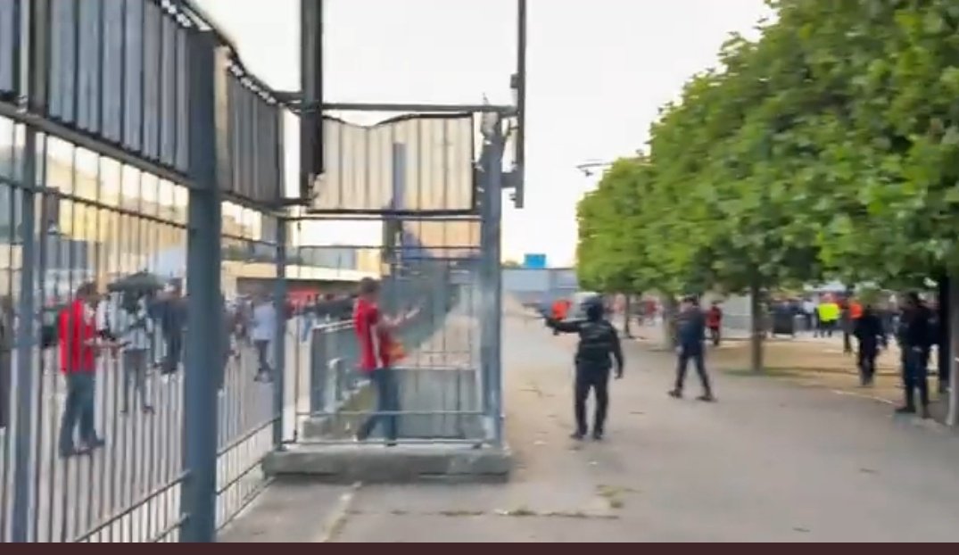 Tavera1969's tweet photo. Voila le résultat :en érigeant le #footbusiness comme un totem de la ville, on créé des frustratiins avec tous les débordement que cela engendre: irresponsabilité du maire-covid mal élu- #hanotin de la ville de @VilleSaintDenis #revocation #demision pour mise en danger des jeunes https://t.co/wktqYbycnT