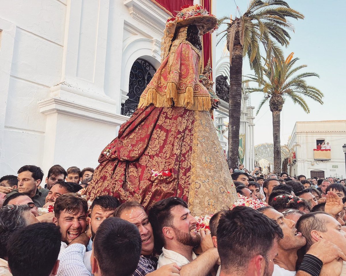 A la virgen del Rocío, a la que llaman «Pastora», a esa virgen chiquitita, a esa virgen tan señora.