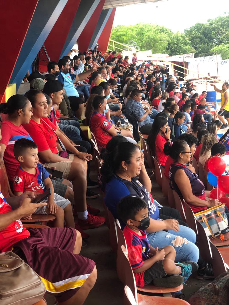 caranzamendi's tweet photo. Buena cantidad de publico en el Oscar Quiteño para la final de La Liga Femenina entre @CDeportivoFAS y @AlianzaWomen  en vivo por @radioyskl. https://t.co/ggCbuNqyF1