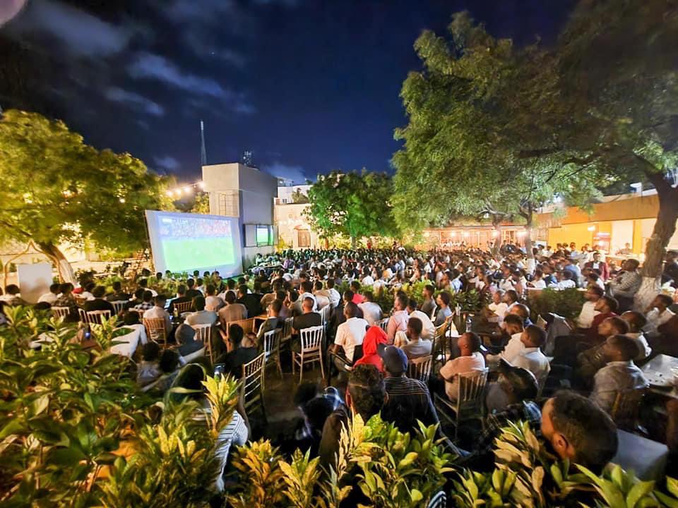yaasircm's tweet photo. A rare scene in #Somalia! 

Football enthusiasts in Mogadishu, Somalia, watch the #UEFAChampionsLeagueFINAL match between #LiverpoolVsRealMadrid on a large screen at a local cafeteria — Rio Place. @Abdishukrihaybe  📸 @AstaanSports https://t.co/g00oZfuGK5