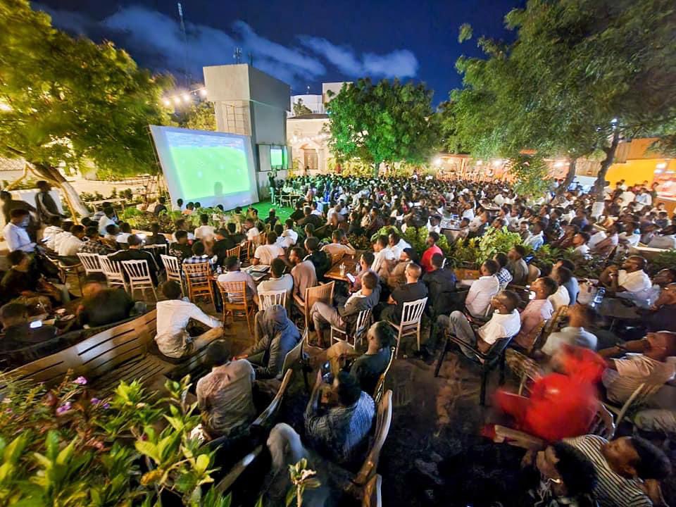 yaasircm's tweet photo. A rare scene in #Somalia! 

Football enthusiasts in Mogadishu, Somalia, watch the #UEFAChampionsLeagueFINAL match between #LiverpoolVsRealMadrid on a large screen at a local cafeteria — Rio Place. @Abdishukrihaybe  📸 @AstaanSports https://t.co/g00oZfuGK5