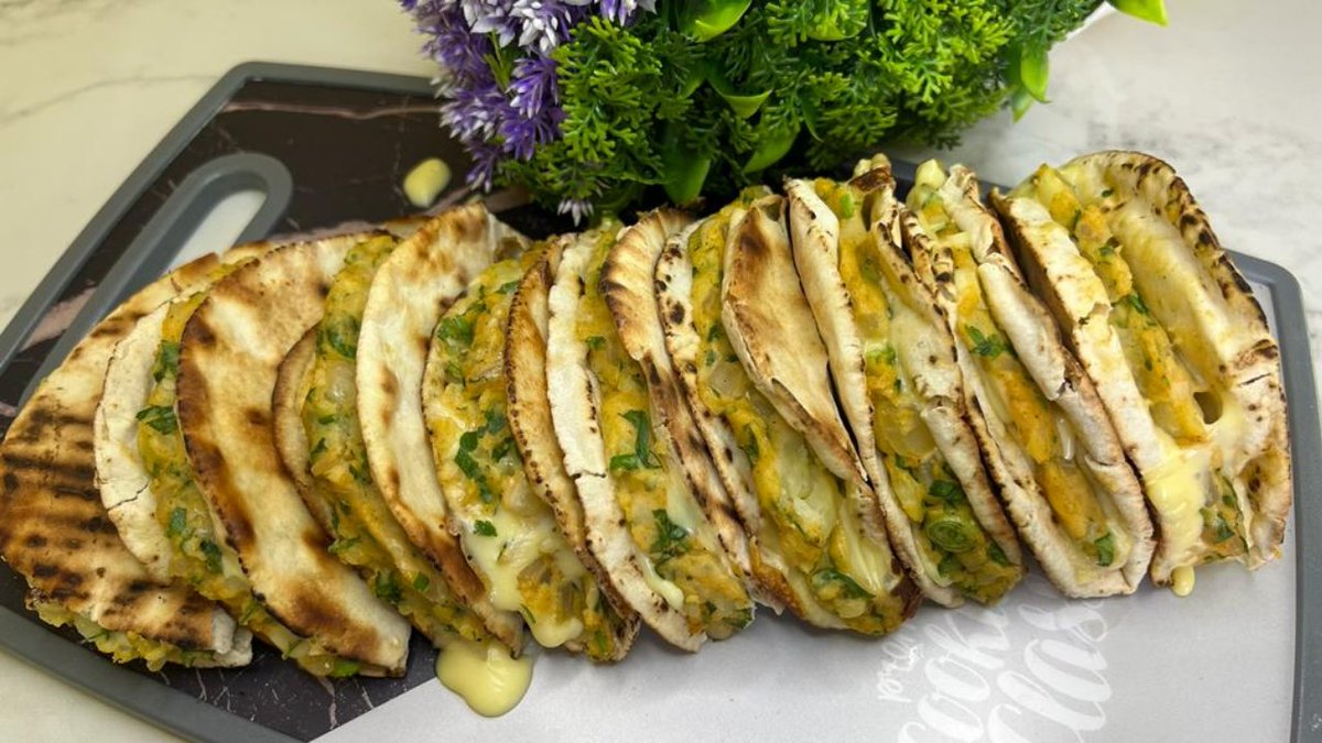 بهذه المكونات ستنجحين بعمل افخم وجبة ساندتشات بطعم بجد  لذيذ روووووووووووعه 
طريقة تحضير  الذ وصفة سندوتش البطاط 
بالعافية عليكم يا رب 
الوصف ع قناتي ف اليوتيوب 
اسم القناة 
مطبخ شيف إلهام