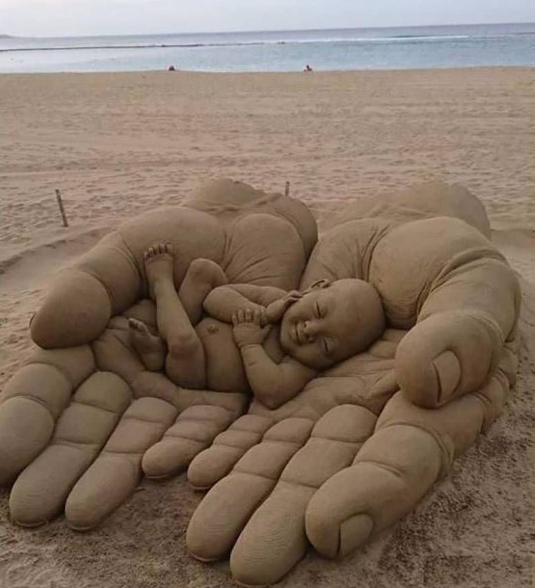 HeldenKees's tweet photo. Zo mooi deze zandsculptuur! https://t.co/ZKqycmJo7M