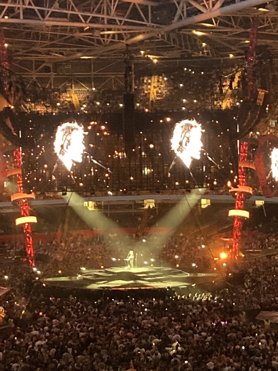 ColetteNews's tweet photo. #EdSheerancardiff tonight with @garetheverett @principalitysta https://t.co/9zzda3GtGe