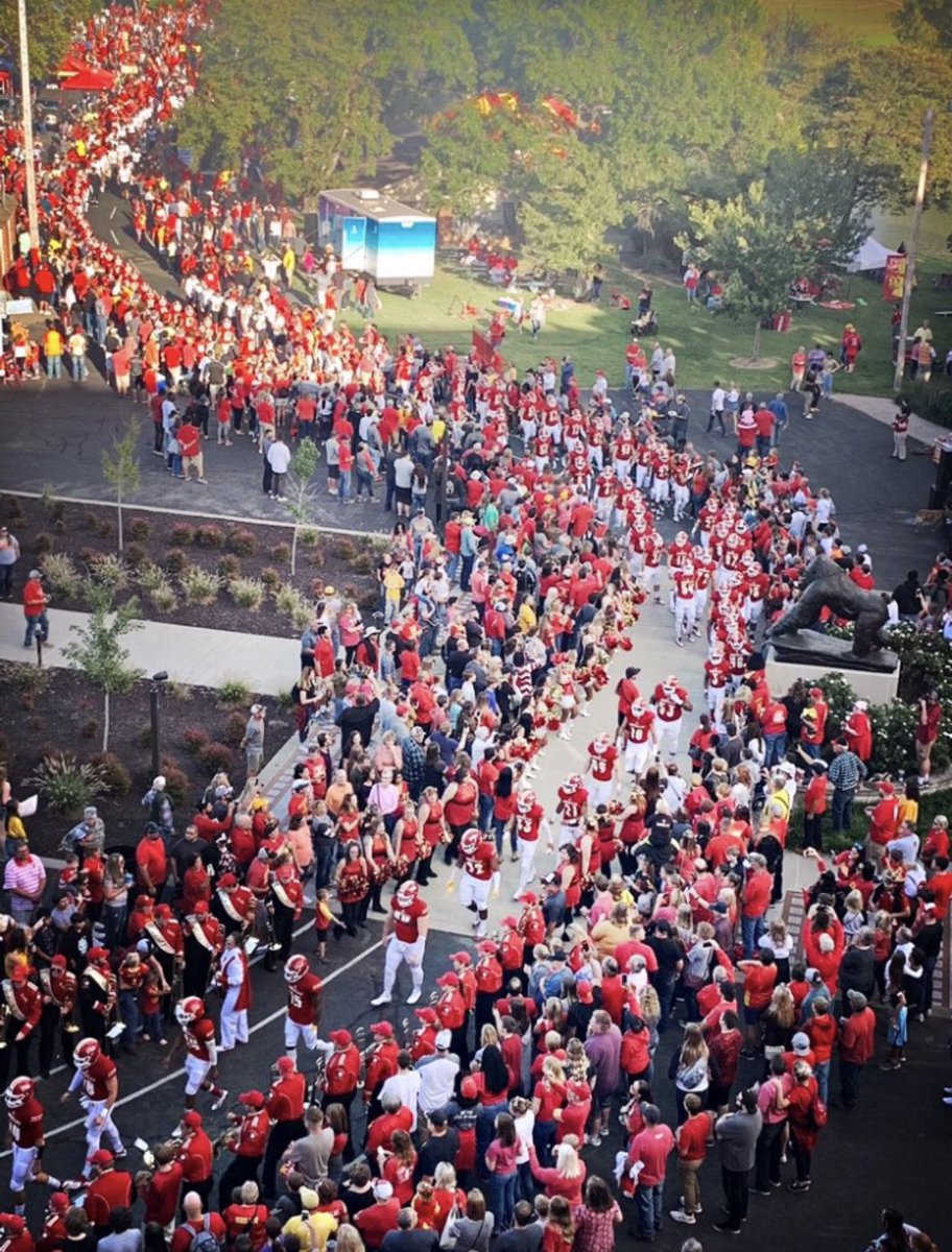 GorillasFB's tweet photo. #WelcomeToTheJungle #BestFansInD2 https://t.co/tDe7geyMwJ