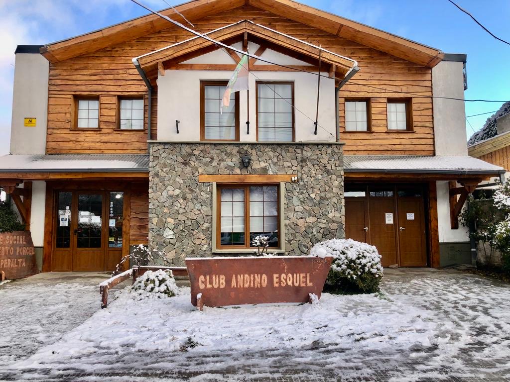 AndinoEsquel's tweet photo. Nuestra hermosa sede, también se vistió de blanco!❄️❄️❄️ https://t.co/TsQlFUf9jF