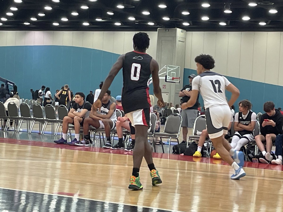 Standouts for <a href="/GriffinEliteAAU/">Griffin Elite AAU</a> vs. MidPro Academy (69-65 W):
Teagan Moore-24P 5R 2S (3 3PM)

Grant Whitaker-15P 3A

Ondre Wicks-10P 6R 2A 2S

<a href="/RealCoachQ/">Steve Quattrocchi</a> 

#GrassrootsInvitational