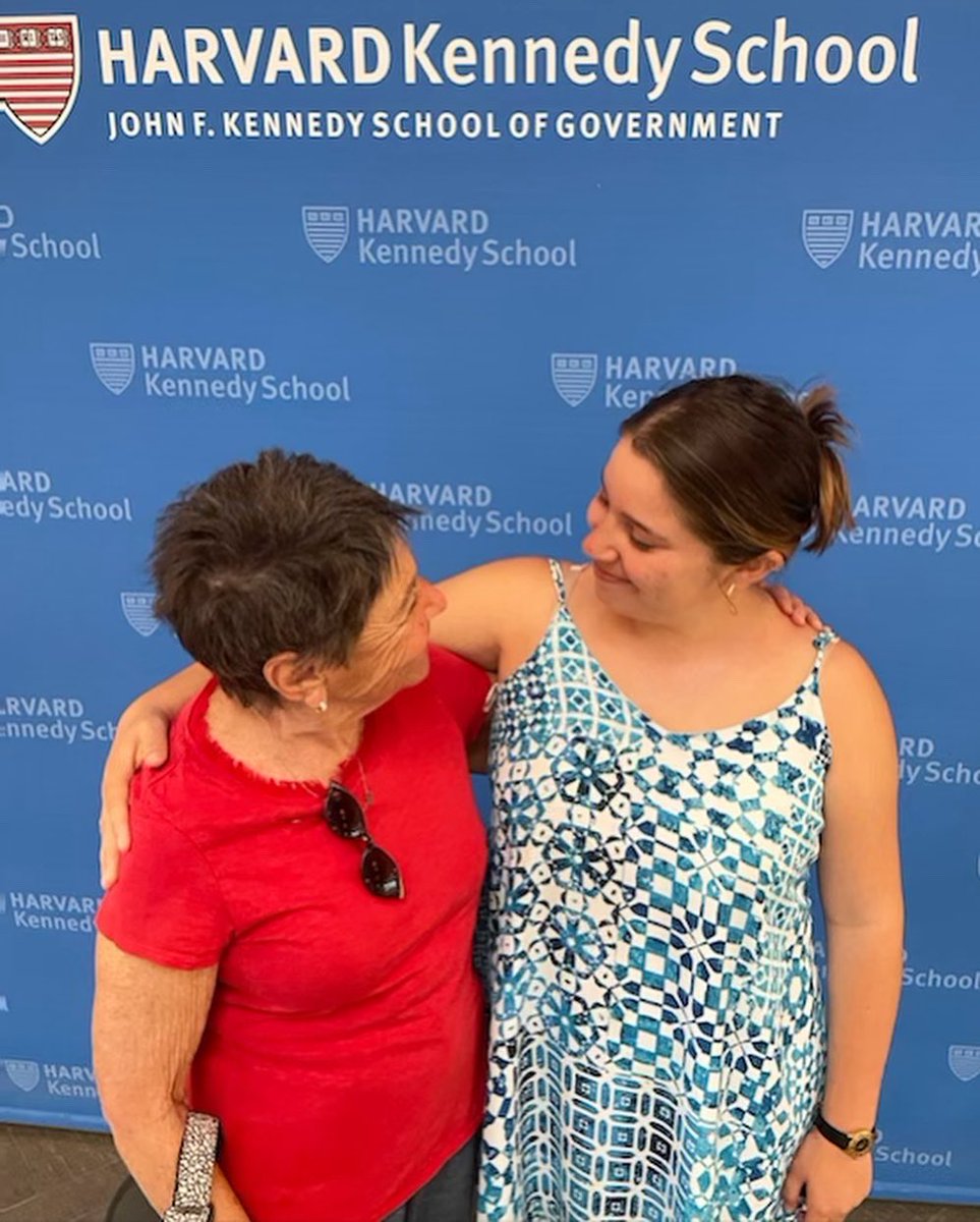 To the people in my life—old and new, pictured and not pictured, in New York, Mexico and everywhere in between—who supported me for the past 20+ years of schooling to make it over this finish line, this one’s for you ♥️
#hksgrad #harvard22