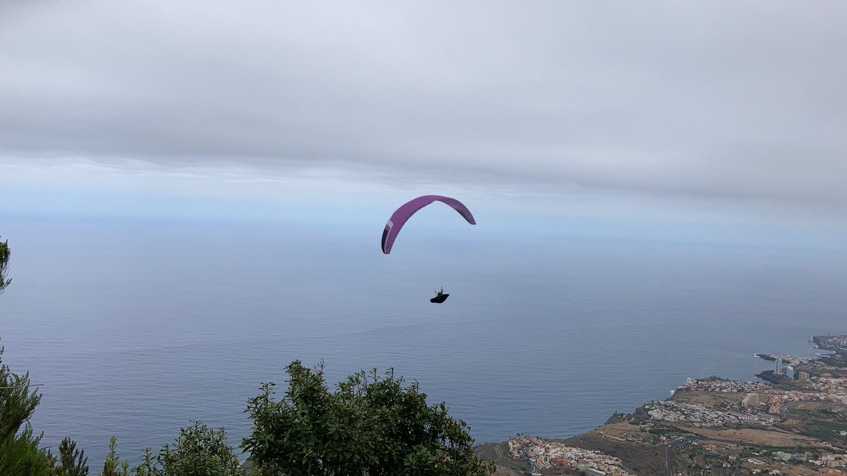 ADayOnTenerife's tweet photo. #Canarias #Kanaren #Tenerife #Teneriffa #paragliding #parachute #parapente visiting the #LaCoronaMirador at #IcodElAlto is almost a must. It does not only offer a spectacular view on #PuertoDeLaCruz but people also transform into birds ;-))) https://t.co/QXZRGs5e3A