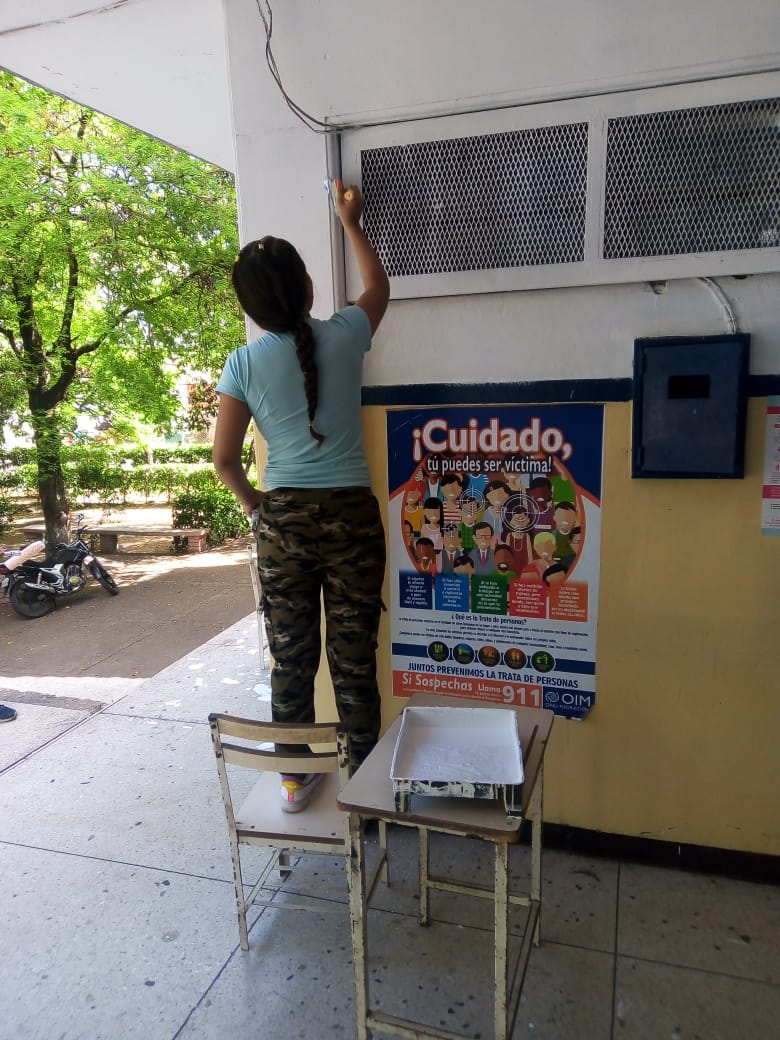 uevictormoliva1's tweet photo. Mantenimiento, restauración, limpieza y pintura de la fachada, pasillos y oficinas de la UE Víctor Manuel Olivares del municipio Pedro María Ureña, Estado, Táchira con estudiantes de 5to año para darle fiel cumplimiento al artículo N° 13 de la Ley Orgánica de Educación https://t.co/ClBe4eeJvL