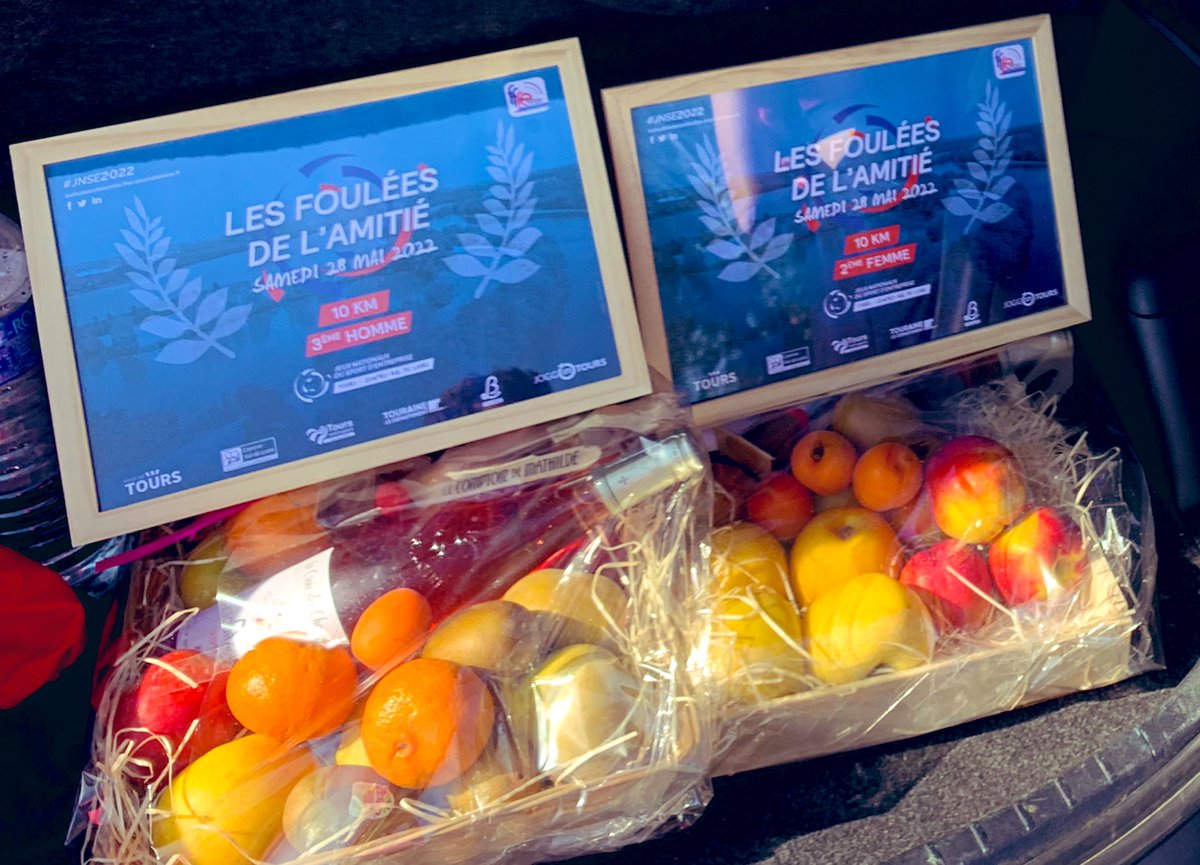 ValentinMaisons's tweet photo. Foulées de l’amitié @ffsefrance à @villedetours avec @roubakaedbey 🏃🏽‍♀️🏃🏻 #Cher #Sunrise 🌞 
Petits paniers de fruits 🍉 🍎 plaisir pour la 2e et 3e place catégorie hors entreprise ! ✌🏼 https://t.co/hHyFdUKwJ9