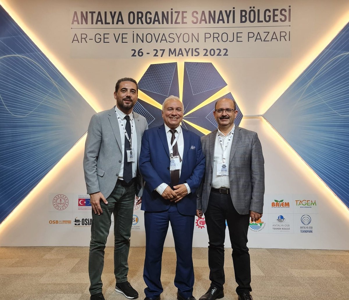 SukruOzen07's tweet photo. Üniversite Sanayi İşbirliğinin somut bir pratiği olarak gördüğümüz Antalya OSB Ar-Ge ve İnovasyon Proje Pazarı 2022 Etkinliğinde kıymetli hocalarım Prof.Dr.Numan Hoda ve Prof.Dr. Ümit Deniz Uluşar ile birlikte güzel bir etkinliği daha geride bıraktık. https://t.co/9dSOdtILG8