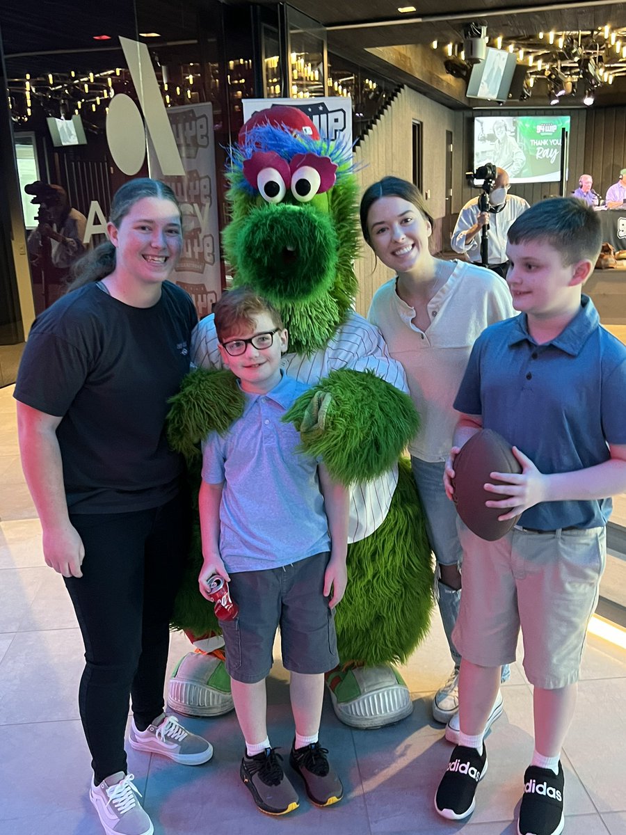 CindyWeb94's tweet photo. Ray’s whole family is all here to share in his retirement show. Just an incredible morning @SportsRadioWIP https://t.co/TtJviFeD40