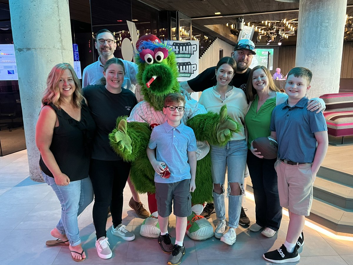 CindyWeb94's tweet photo. Ray’s whole family is all here to share in his retirement show. Just an incredible morning @SportsRadioWIP https://t.co/TtJviFeD40