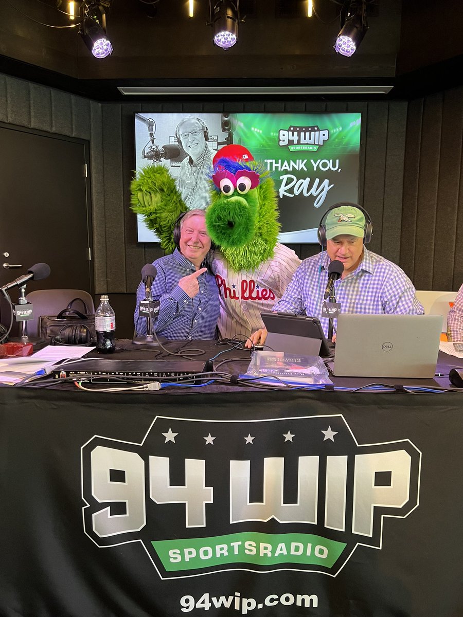 CindyWeb94's tweet photo. Ray’s whole family is all here to share in his retirement show. Just an incredible morning @SportsRadioWIP https://t.co/TtJviFeD40