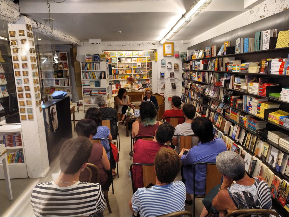 armiarma's tweet photo. #Erradikalak GANBILA bildumako liburua aurkezten  eta antzezlan/bertso saioari buruz solasean Ane Labaka eta Arantzazu Fernandez. 

Garoa liburudenda beteta eta adi adi jendea. 
#Piztia @literaturaz https://t.co/sWE1Q8MbHP