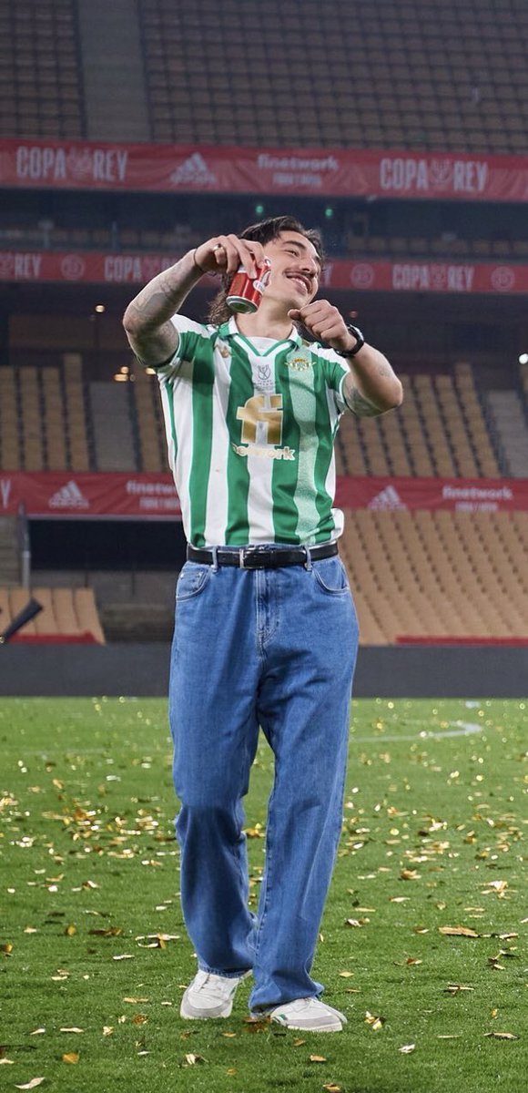 Chk593's tweet photo. Pero qué Estilaso de Héctor Bellerin por favooooooor!!
#Back2the80s https://t.co/EJPhx4ccoQ