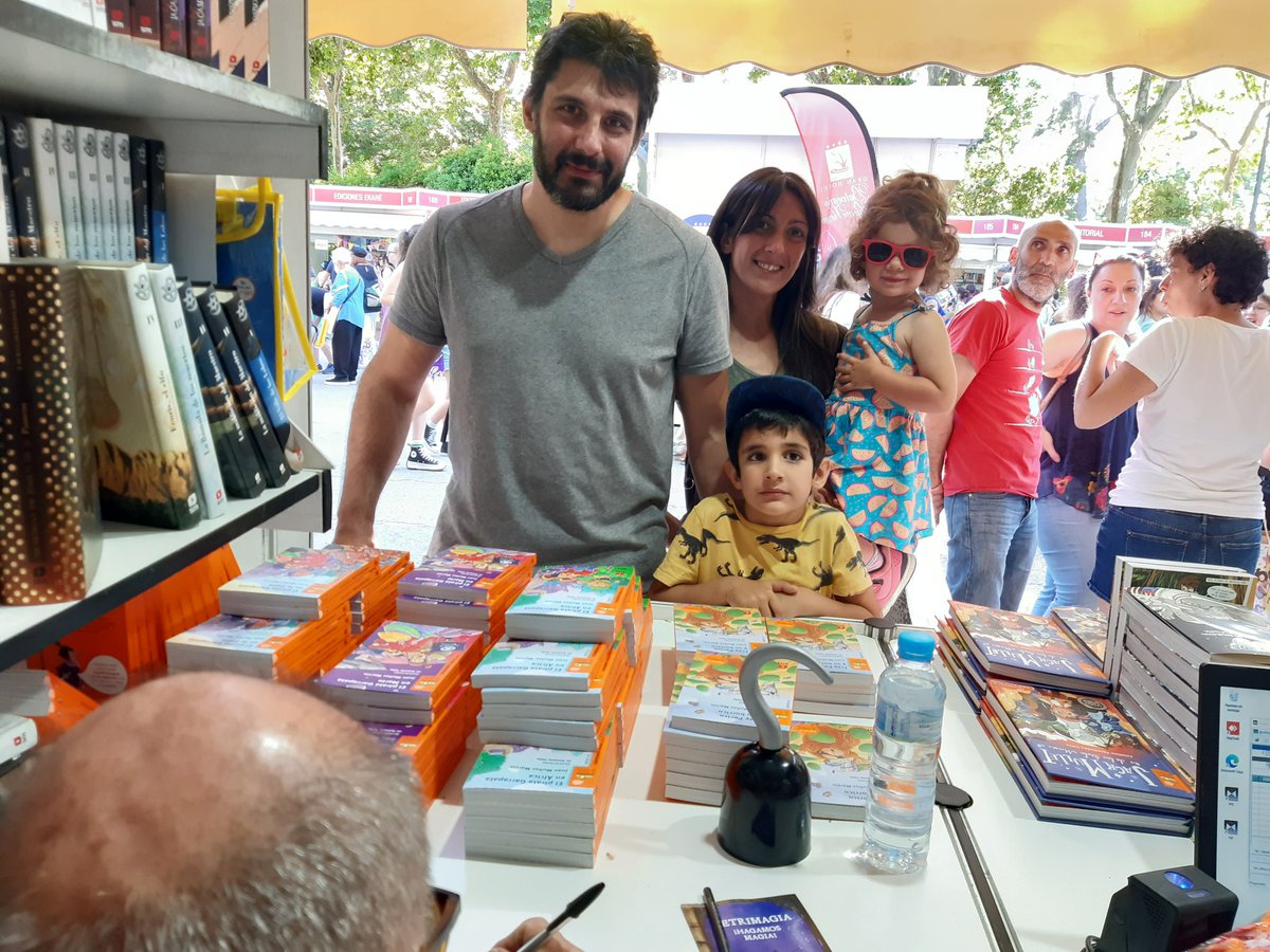 autorFrayPerico's tweet photo. A Ulises hijo de mis grandres lectores @Literatura_SM @FLMadrid . Os felicito por animar a los chicos a leer con mis libros https://t.co/fHZSKgI7P7