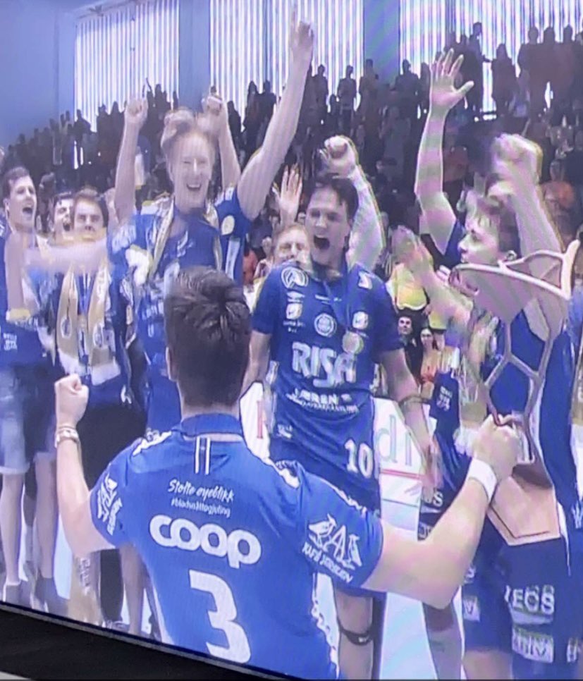 AtleGud's tweet photo. Skoene på hylla, avslutter med å løfte mitt første og siste trofe. Like greit at det var E-cup👌🥳 https://t.co/yRgB4Y8bMy