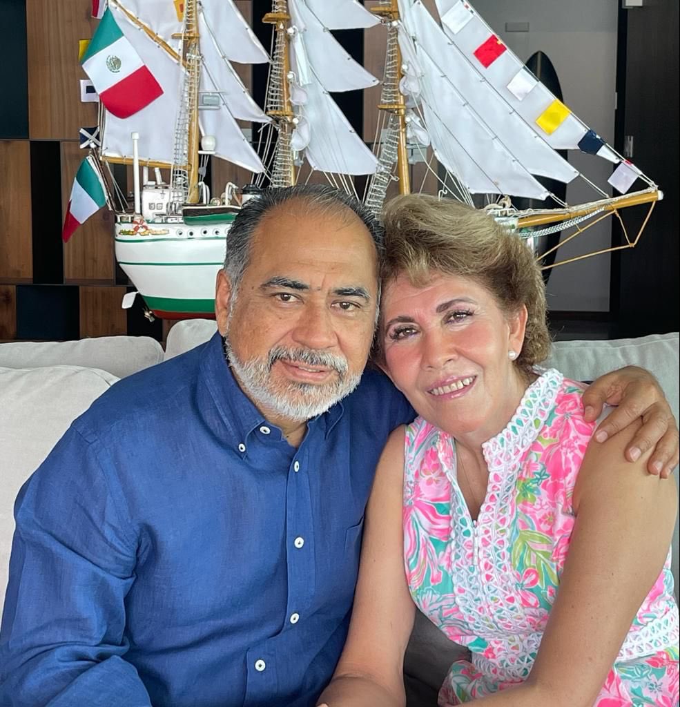 Merce y yo cumplimos 39 años de casados. Agradecemos a Dios por habernos encontrado y permitirnos formar una familia. Abrazamos con todo nuestro cariño a nuestros hijos Héctor Javier y Ricardo, sus esposas, nuestros nietos Héctor, Javier, Ricardo y José María que viene en camino.