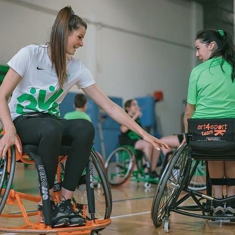 🏐 Le campionesse della pallavolo italiana <a href="/Chiri_Cristy/">Cristina Chirichella</a> e <a href="/CaterinaBosetti/">Caterina Bosetti</a> sono venute a trovarci alla #BVA. E i nostri ragazzi hanno conquistato il loro cuore 💚
Se sei interessato a scoprire il tuo talento sportivo, visita il sito 👉🏻 bebevio.com/academy/

#Nike #art4sport