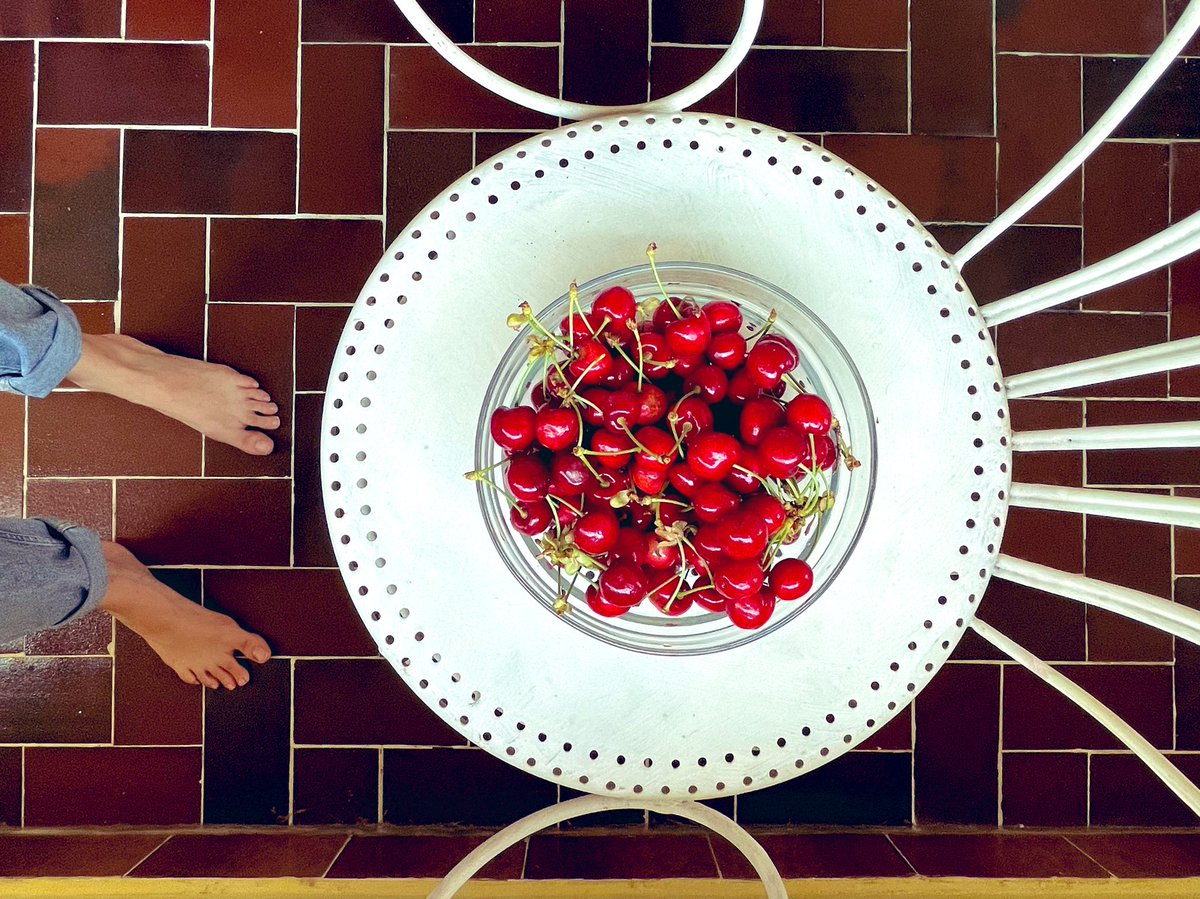 Cerezas y pies descalzos todo el verano 🍒

#Italy