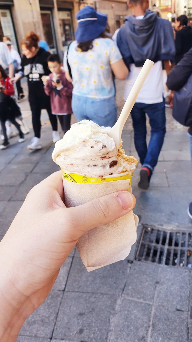 Alguien quiere heladito? el que adivine los 2 sabores se lo doy xd