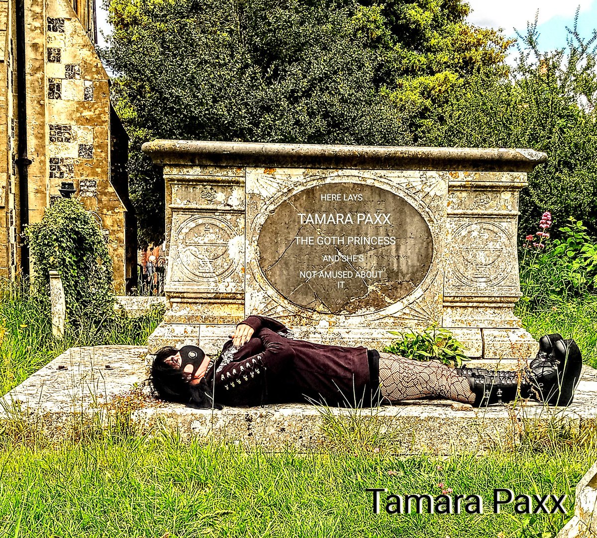 TamaraPaxx's tweet photo. ♠️☠️♠️
Hi ya it's Tamara ...
Just taking a rest from being a tourist in Lewes
♠️☠️♠️
#tradgoth #demoniaboots #poisonindustries #heartlessclothing #fishnetts #lewes #graveyard https://t.co/o3GLZemMhM