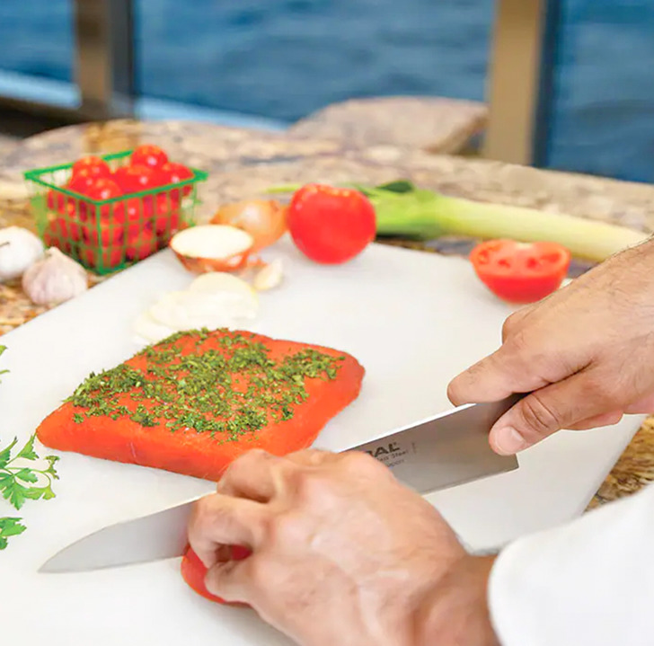 CrucerosPlus's tweet photo. A bordo de Oceania Cruises podrás tomar una clase práctica de cocina 🧑🍳 en The Culinary Center. 🛳
Es un espacio donde podrás llevar a cabo recetas deliciosas de reconocidos chefs. 🍪
¿Listo para enamorar tu paladar en Alta mar? 🌊 💕
#theculinarycenter #crucerosplus https://t.co/oMgNLstDNz