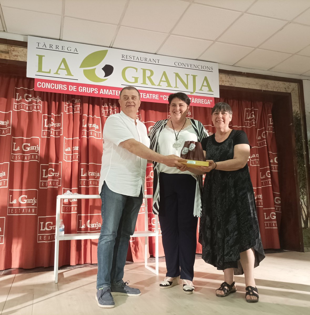 RadioTarrega's tweet photo. #ARAMATEIX @batteatre entrega els premis del 33è Concurs de Grups de Teatre de #Tàrrega. El premi a millor grup se l'ha endut el grup El Mirall de #Blanes amb l'obra 'Garrí al forn amb compota de reineta' https://t.co/tv6X6Z9bFA