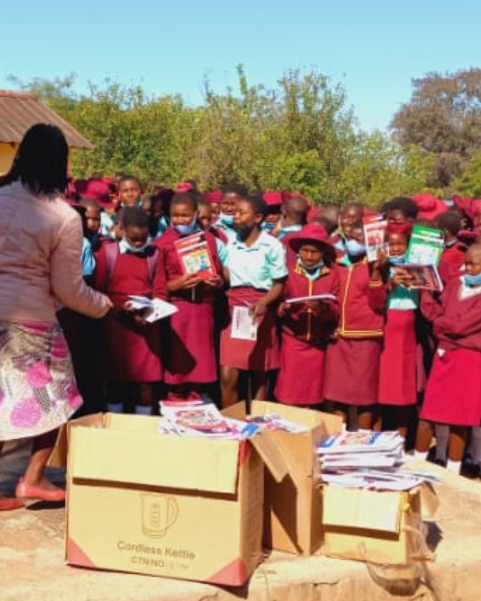 EdulightBooks's tweet photo. Giving back to the community. We gave away textbooks to Panganai school in Zaka, Masvingo. We call upon all stake holders and interested parties to join us in donating to as many disadvantaged schools as possible.

#Donations #CorporateSocialResponsibility #Zimbabwe https://t.co/KMiP2zBuSZ