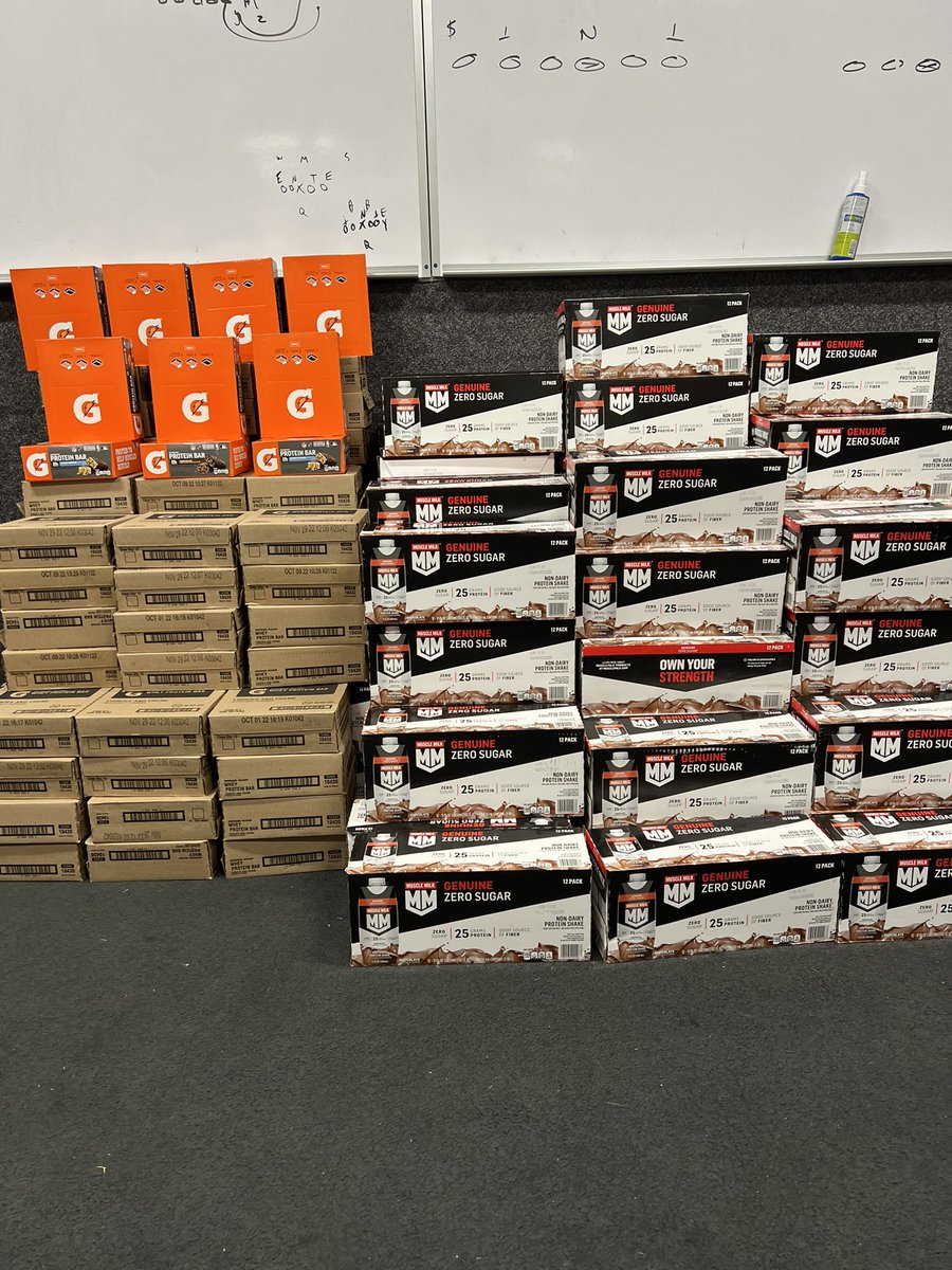 GlendoraHighFB's tweet photo. Shoutout to our booster club for supplying our student athletes with the best stuff after weight room! Who has it better than us?
#bethebest
#whynotglendora
#builtfornovember https://t.co/Sl6FmgQDAx